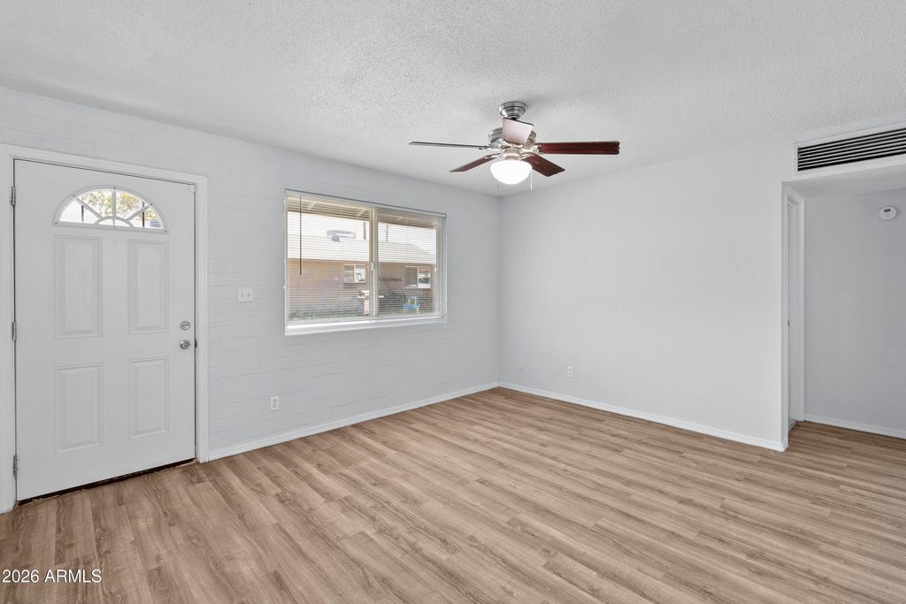 Image 4 of property listing at 1638 W DESERT COVE Avenue W b, Phoenix, AZ 85029