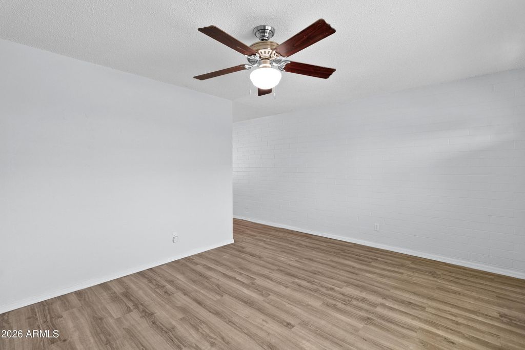 Image 5 of property listing at 1638 W DESERT COVE Avenue W b, Phoenix, AZ 85029