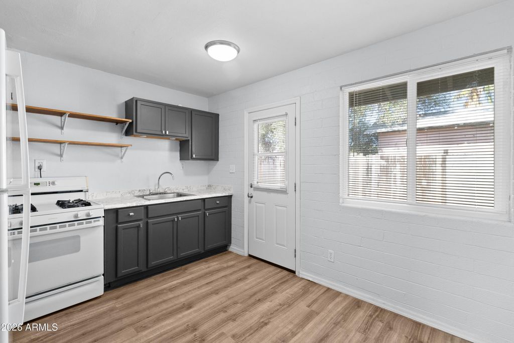 Image 6 of property listing at 1638 W DESERT COVE Avenue W b, Phoenix, AZ 85029