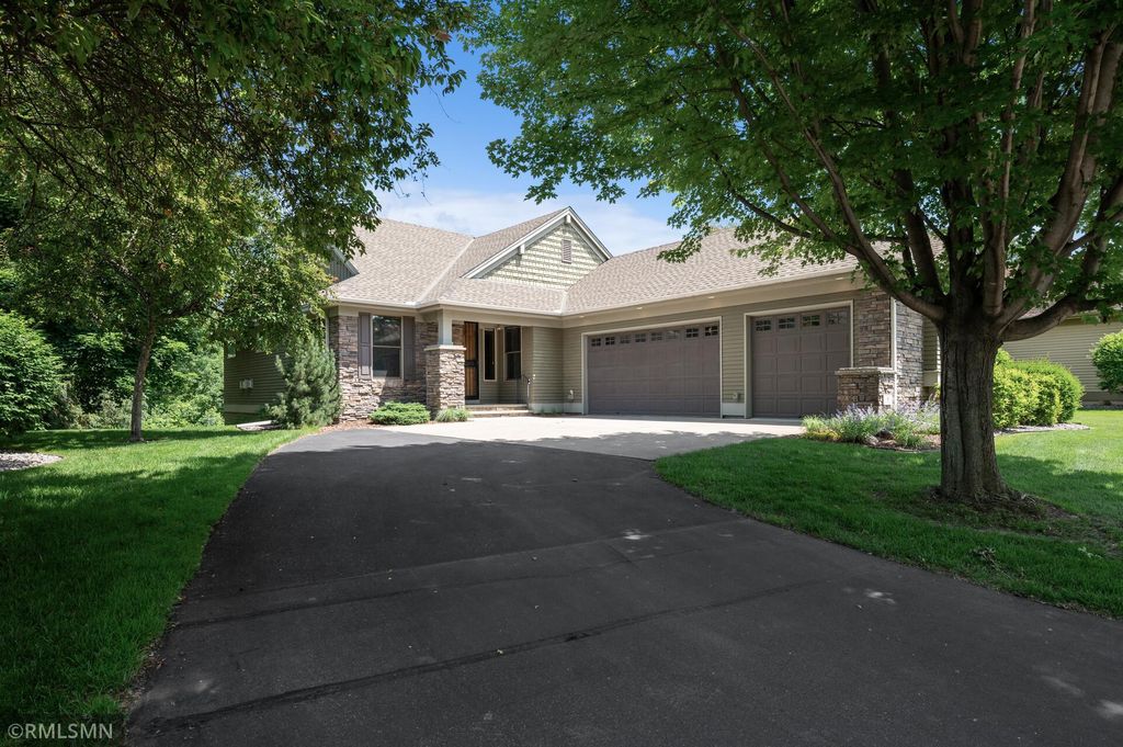 8 Larch Lane, North Oaks, MN 55127