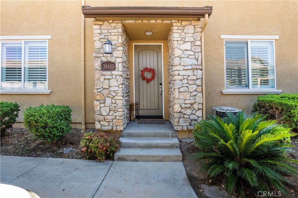 28453 Casselman Lane, Saugus, CA 91350