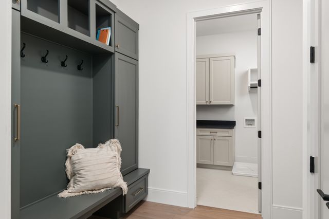 706 Brook Hollow Rd, Nashville, TN 37205