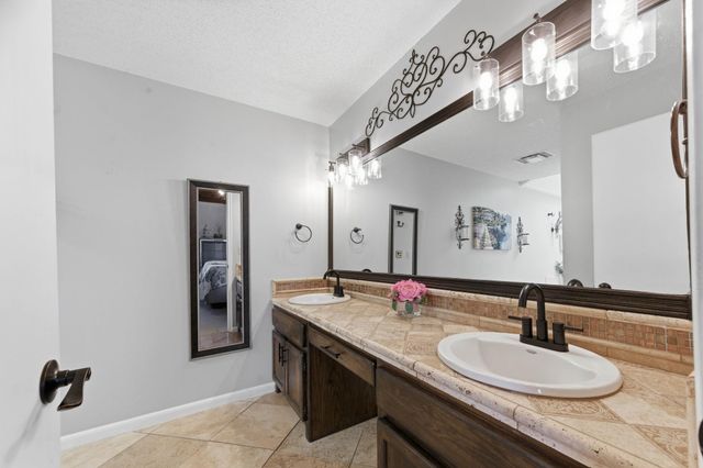 2571 N Greenleaf Ct, Wichita, KS 67226