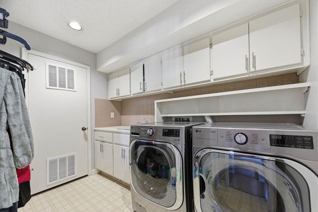 2571 N Greenleaf Ct, Wichita, KS 67226