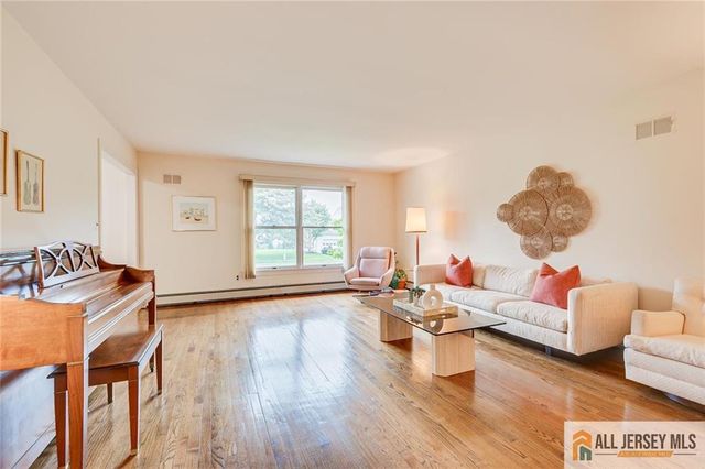 8 Dov Place, South Brunswick, NJ 08824