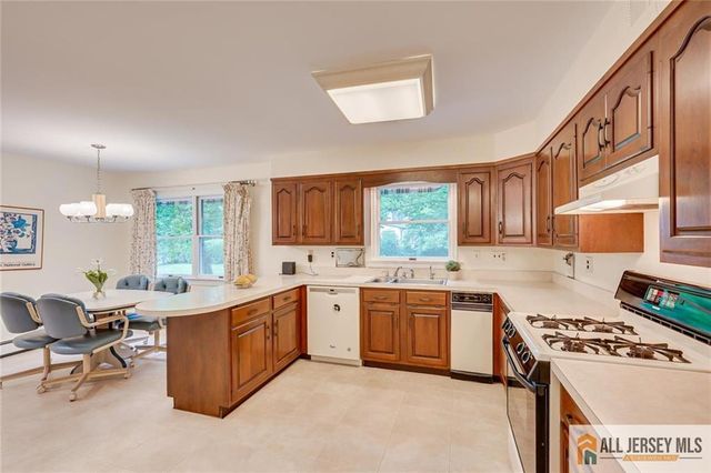 8 Dov Place, South Brunswick, NJ 08824