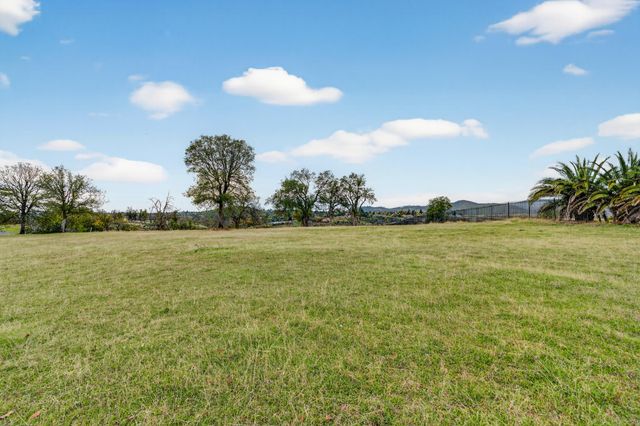 820 Santa Cruz Drive, Redding, CA 96003