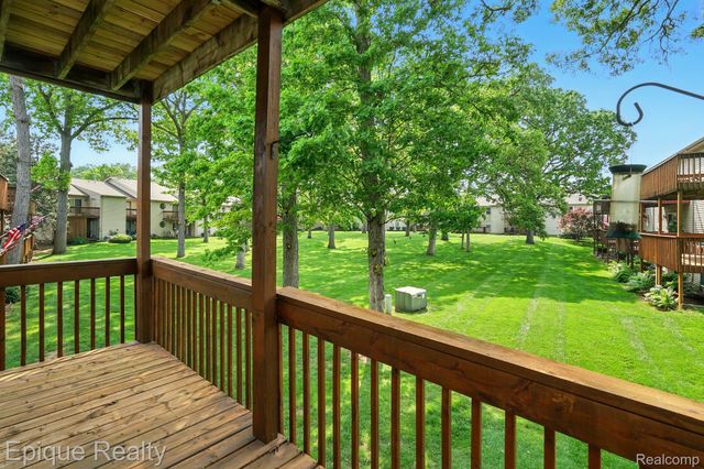 4977 OAK HILL Drive, Waterford Charter Township, MI 48329