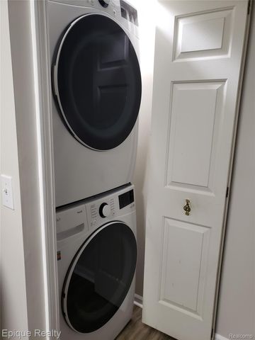 4977 OAK HILL Drive, Waterford Charter Township, MI 48329