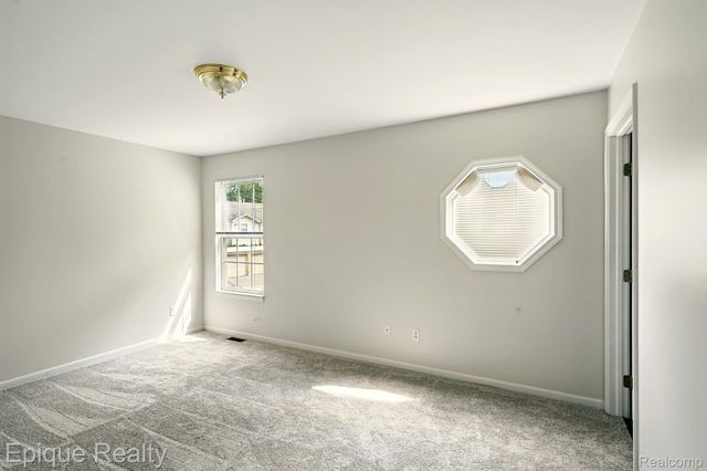 4977 OAK HILL Drive, Waterford Charter Township, MI 48329