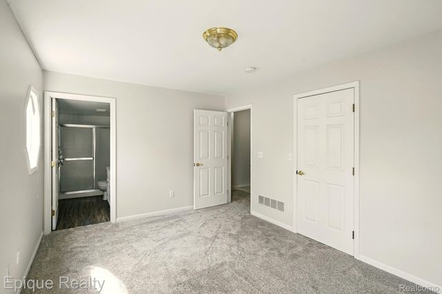 4977 OAK HILL Drive, Waterford Charter Township, MI 48329