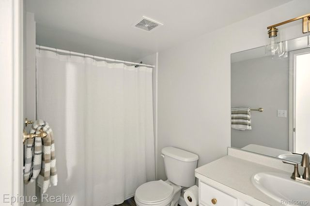 4977 OAK HILL Drive, Waterford Charter Township, MI 48329