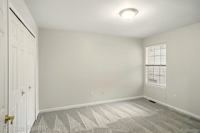 4977 OAK HILL Drive, Waterford Charter Township, MI 48329