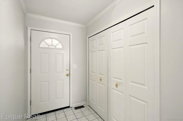 4977 OAK HILL Drive, Waterford Charter Township, MI 48329