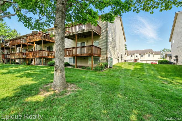 4977 OAK HILL Drive, Waterford Charter Township, MI 48329