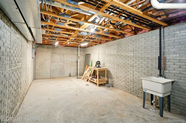 4977 OAK HILL Drive, Waterford Charter Township, MI 48329