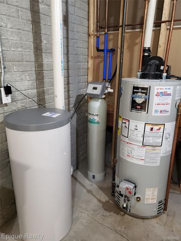 4977 OAK HILL Drive, Waterford Charter Township, MI 48329