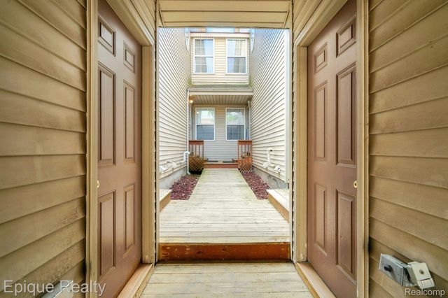 4977 OAK HILL Drive, Waterford Charter Township, MI 48329