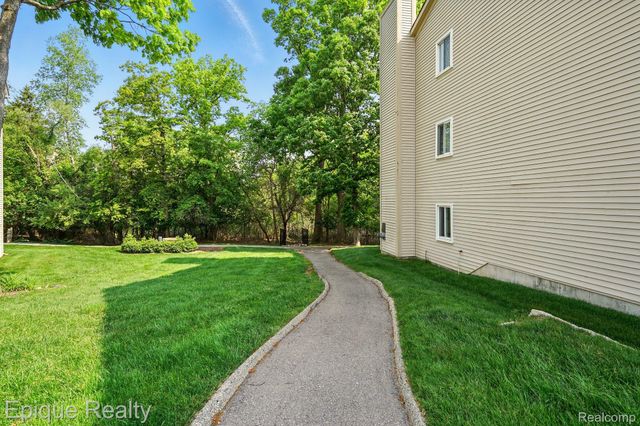 4977 OAK HILL Drive, Waterford Charter Township, MI 48329