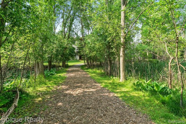 4977 OAK HILL Drive, Waterford Charter Township, MI 48329