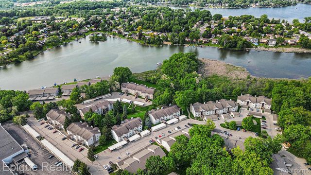 4977 OAK HILL Drive, Waterford Charter Township, MI 48329