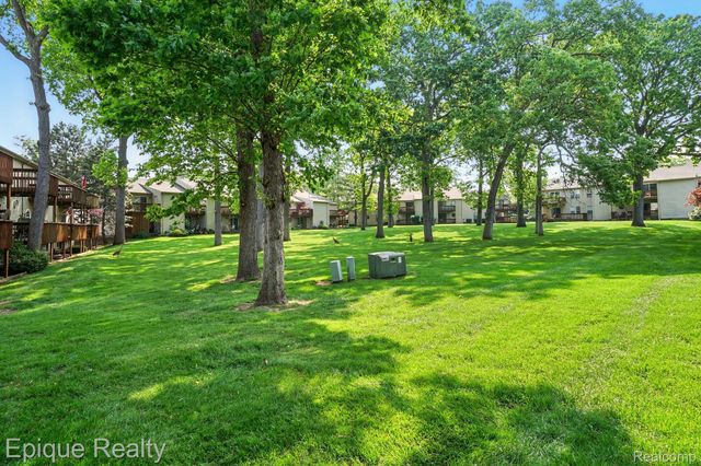 4977 OAK HILL Drive, Waterford Charter Township, MI 48329