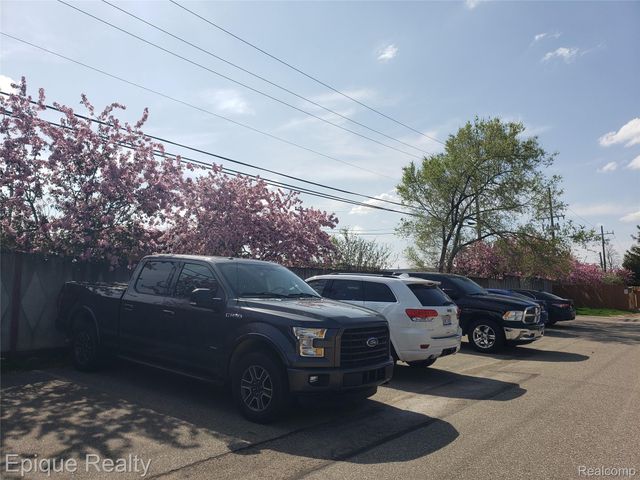 4977 OAK HILL Drive, Waterford Charter Township, MI 48329