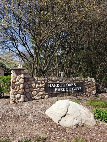 4977 OAK HILL Drive, Waterford Charter Township, MI 48329