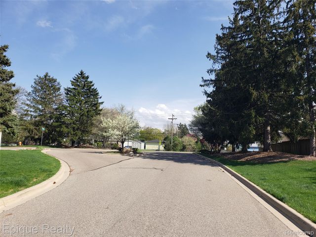 4977 OAK HILL Drive, Waterford Charter Township, MI 48329