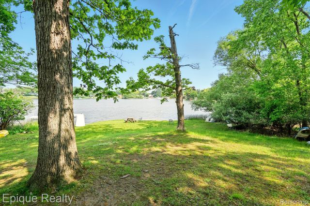 4977 OAK HILL Drive, Waterford Charter Township, MI 48329