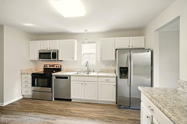 4977 OAK HILL Drive, Waterford Charter Township, MI 48329