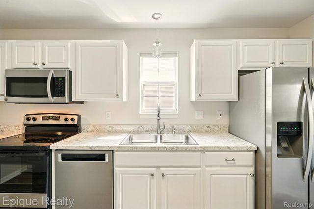 4977 OAK HILL Drive, Waterford Charter Township, MI 48329