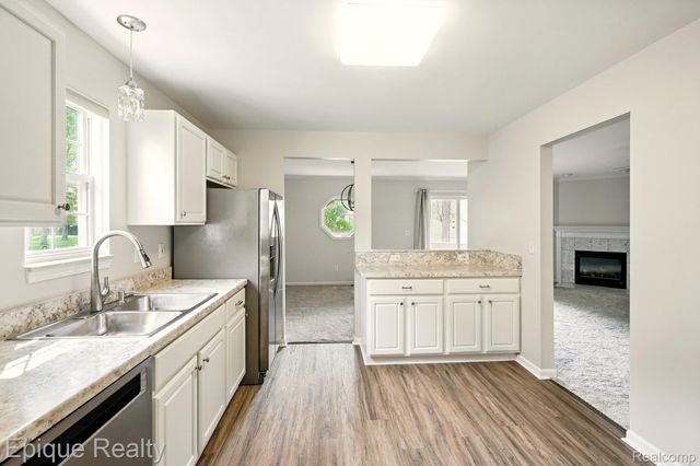 4977 OAK HILL Drive, Waterford Charter Township, MI 48329