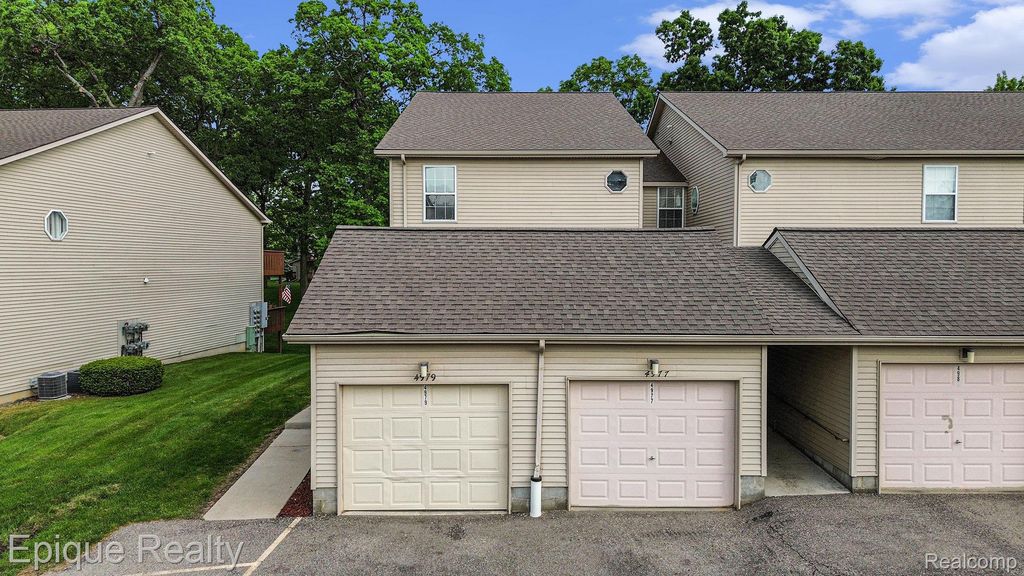4977 OAK HILL Drive, Waterford Charter Township, MI 48329