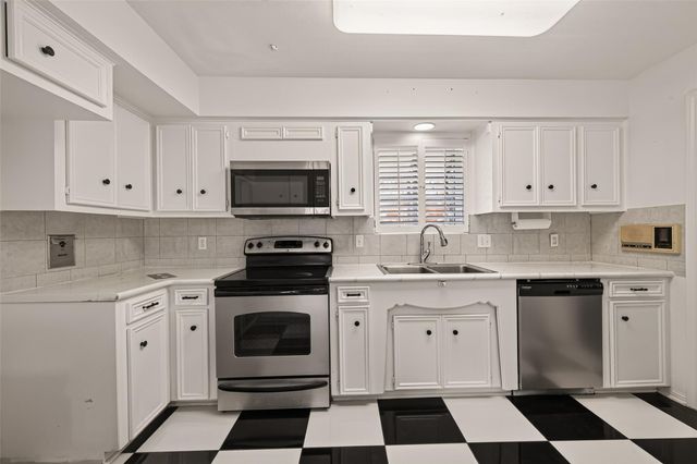2718 Kissing Camel Court, Missouri City, TX 77459