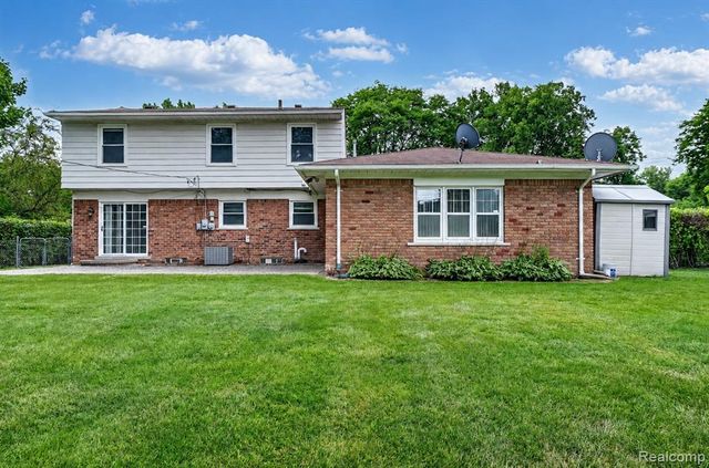 2834 Rossmoor Circle, Bloomfield Hills, MI 48302