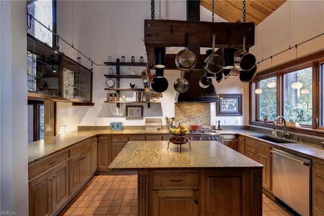 302 Artillery RD, Yorktown, VA 23692