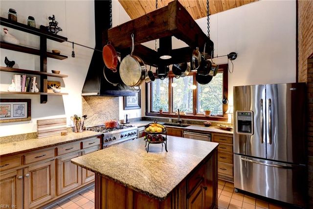 302 Artillery RD, Yorktown, VA 23692