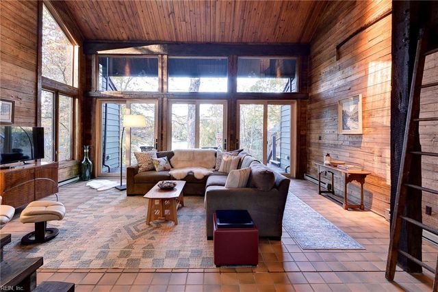 302 Artillery RD, Yorktown, VA 23692