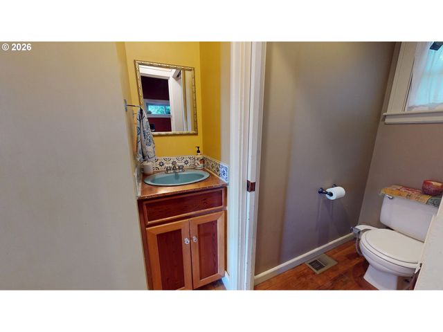411 PERRY St, Springfield, OR 97477