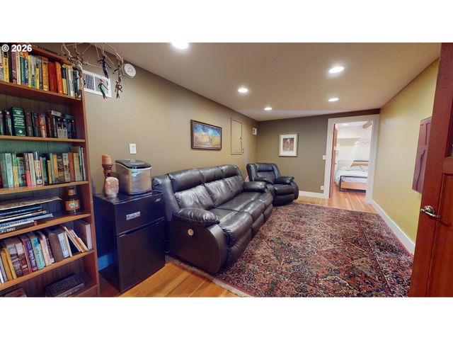 411 PERRY St, Springfield, OR 97477