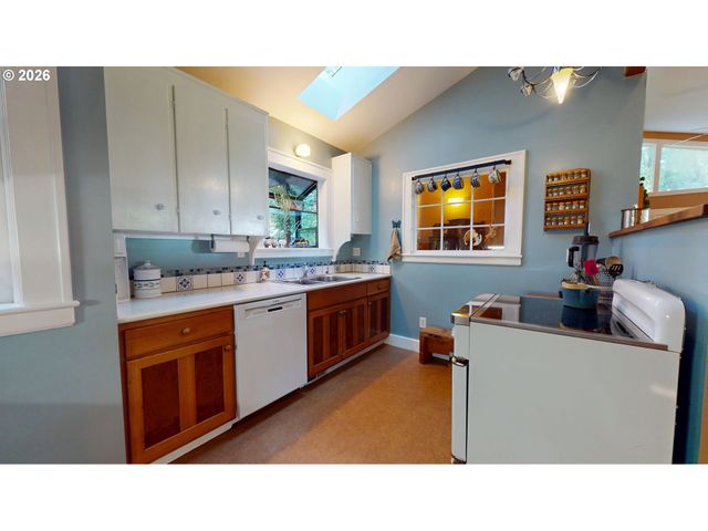 411 PERRY St, Springfield, OR 97477