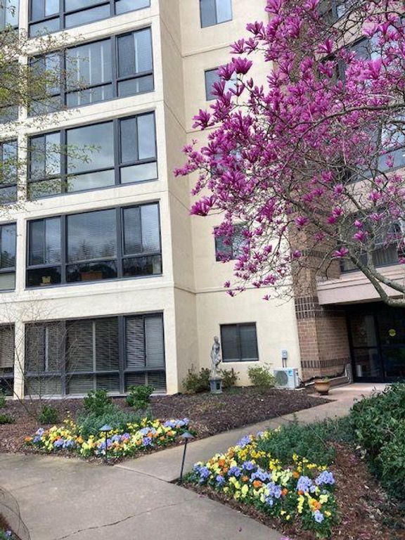 Image 1 of property listing at 1800 Clairmont Lake #301, Decatur, GA 30033