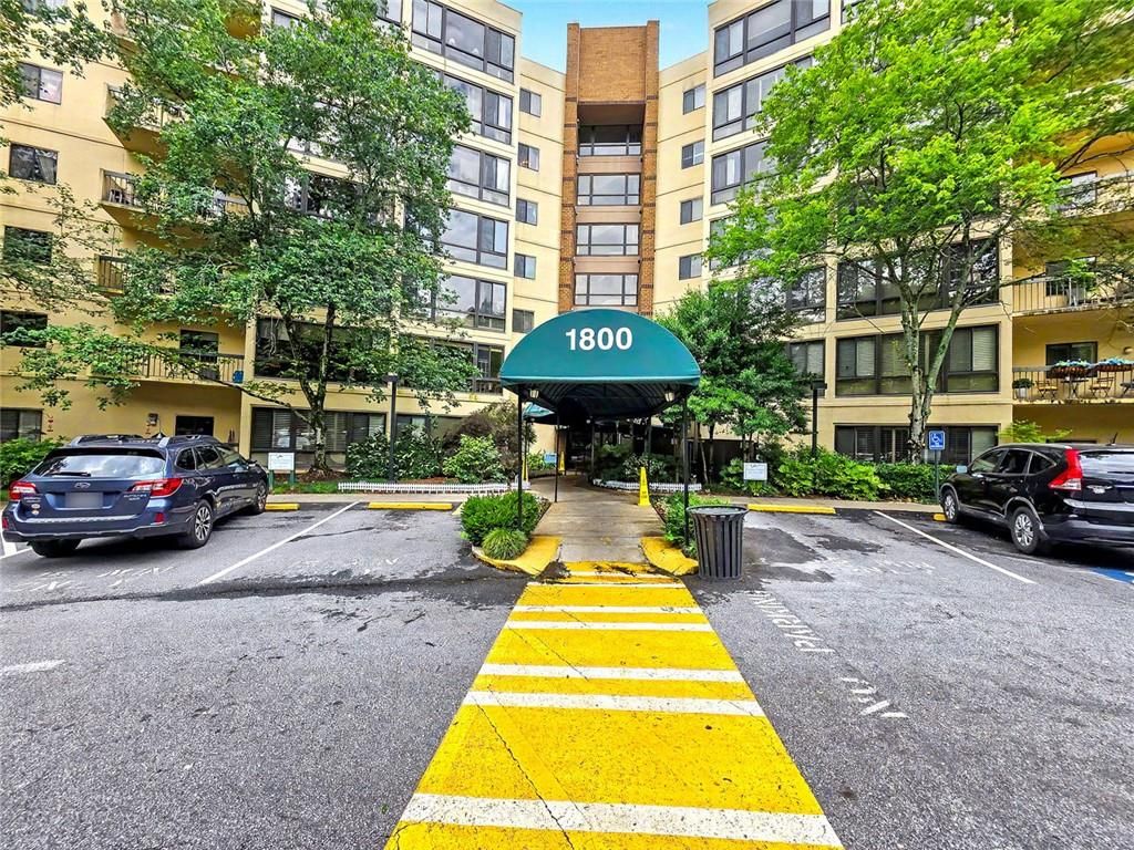 Image 2 of property listing at 1800 Clairmont Lake 301, Decatur, GA 30033
