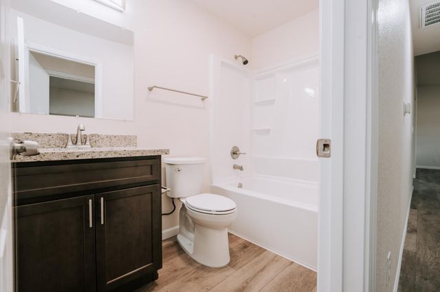 1070 5th St, Turlock, CA 95380