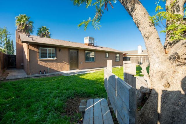 1070 5th St, Turlock, CA 95380