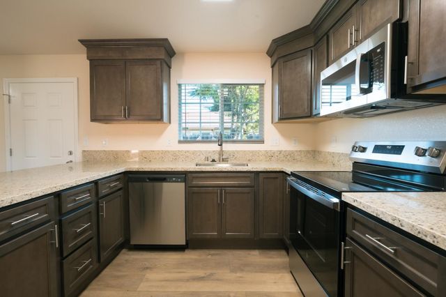 1070 5th St, Turlock, CA 95380