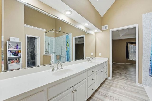 6124 N Elmwood Court, Kansas City, MO 64119