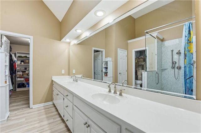 6124 N Elmwood Court, Kansas City, MO 64119