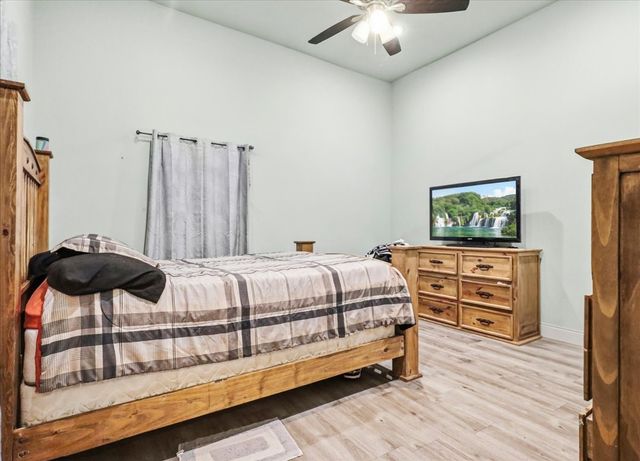 206 N Wood Street, Cleburne, TX 76033